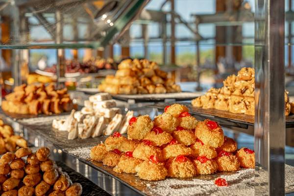 Buffet-Desserts im Three Corners Equinox Beach Resort, darunter Kuchen und Kekse.