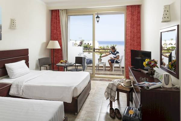 Zimmer im Three Corners Equinox Beach Resort mit Blick auf das Meer.