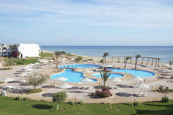 Luftaufnahme des Three Corners Equinox Beach Resorts mit Pools und Strand