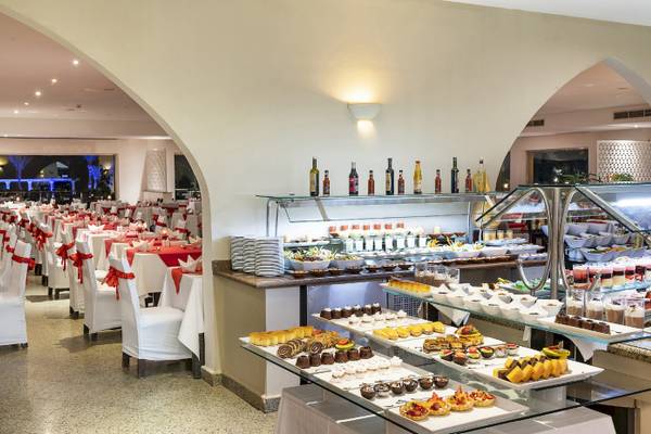 Buffet im Restaurant des Three Corners Equinox Beach Resort mit vielen Desserts und Speisen.