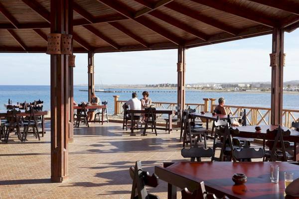 Terrasse des Three Corners Equinox Beach Resorts mit Blick auf das Meer.