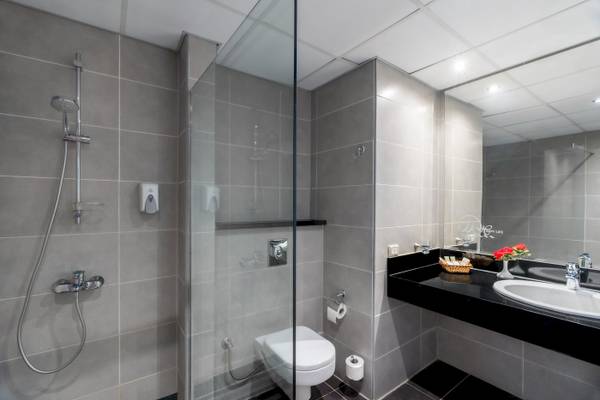 Modernes Badezimmer mit Dusche, Toilette und Waschtisch