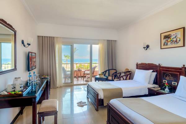 Zimmer im Three Corners Happy Life Beach Resort mit Blick auf das Meer von der Terrasse aus.
