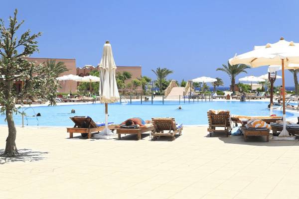 Poolbereich im Three Corners Happy Life Beach Resort mit Sonnenliegen und Sonnenschirmen
