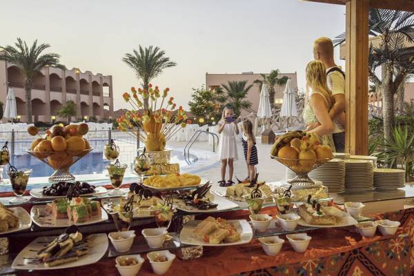 Familie genießt ein Frühstücksbuffet im Three Corners Happy Life Beach Resort.