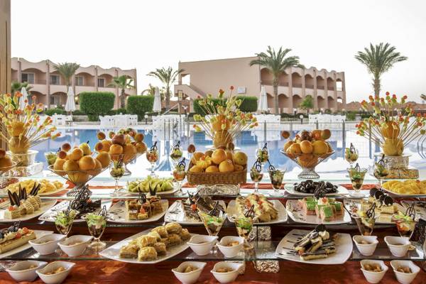 Poolseitiges Buffet mit einer Auswahl an Desserts im Three Corners Happy Life Beach Resort.