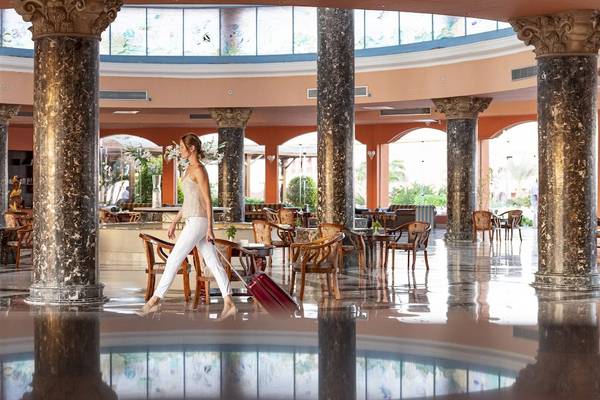 Frau mit Gepäck im Hotel-Foyer des Three Corners Happy Life Beach Resort