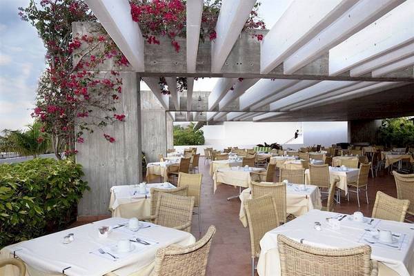 Hotelrestaurantbereich im Freien mit gedeckten Tischen und Stühlen