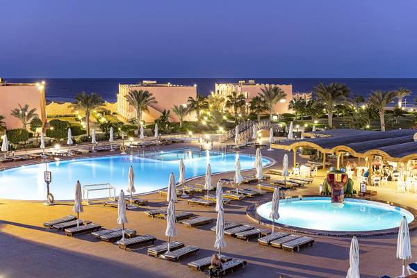 Drei-Ecken-Happy-Life-Strandresort-Pool-bei-Abendbeleuchtung