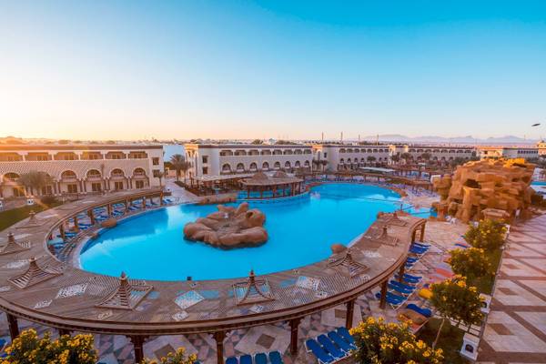 Luftaufnahme des Swimmingpools und der Liegen im Sunrise Royal Makadi Resort