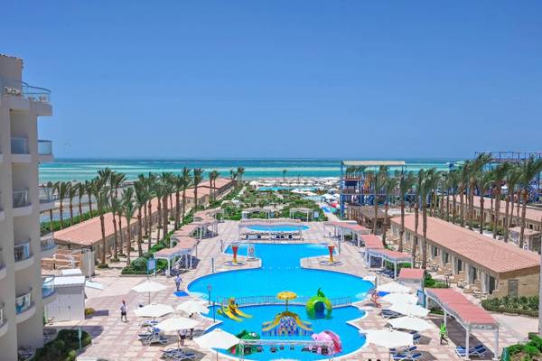 Luftaufnahme des Sunrise Royal Makadi Resorts mit Swimmingpools und Hotelanlagen.