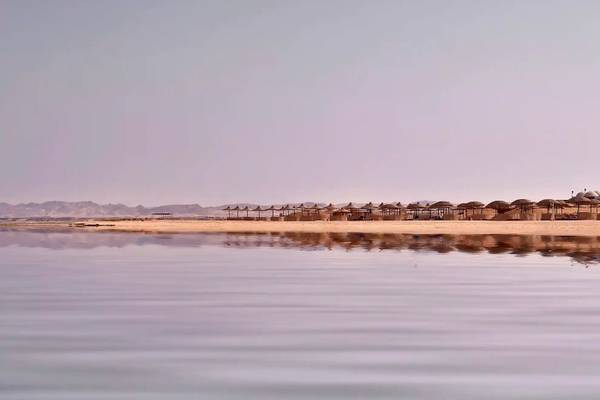 Strand des Gorgonia Beach Resorts mit vielen Sonnenschirmen am Horizont