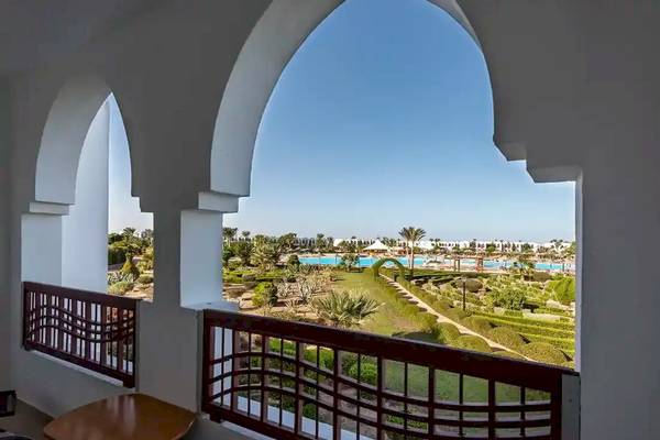 Blick vom Balkon des Gorgonia Beach Resort auf die Poollandschaft