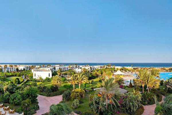 Luftaufnahme des Gorgonia Beach Resorts mit Swimmingpool und Meer im Hintergrund.