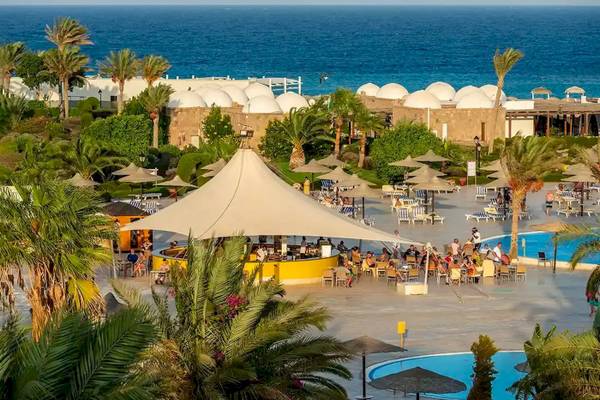 Gorgonia Beach Resort mit Außenbereich, Pool, Bar und Sonnenliegen.