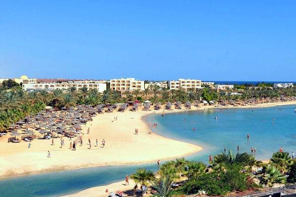 Luftaufnahme des Brayka Bay Resorts mit vielen Gästen am Strand und im Wasser.