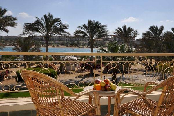 Balkon des Brayka Bay Resorts mit Blick auf das Meer und Palmen