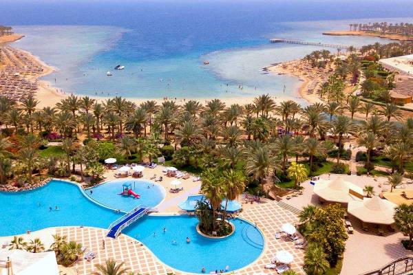 Luftaufnahme des Brayka Bay Resorts mit Strand, Pool und Meer im Hintergrund.