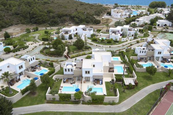 Luftaufnahme des Lindian Village Beach Resort auf Rhodos mit mehreren Swimmingpools und einem Meerblick.