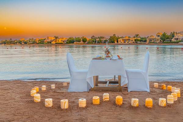 Dinnertisch auf dem Strand im Three Corners Rihana Resort bei Sonnenuntergang