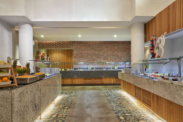 Buffet im Three Corners Rihana Resort mit verschiedenen Obst- und Dessert-Auswahl