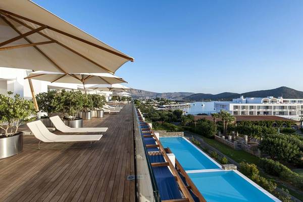 Obere Terrasse des Elounda Beach Hotel mit Swimmingpool und Blick auf die Bucht