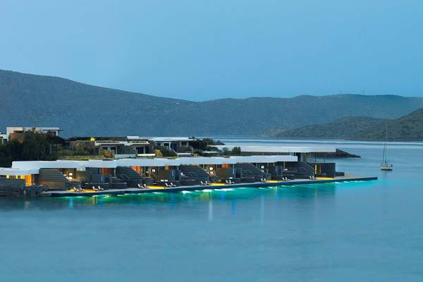 Elounda Beach Hotel & Villas am Wasser mit blauen Lichtern in der Nacht