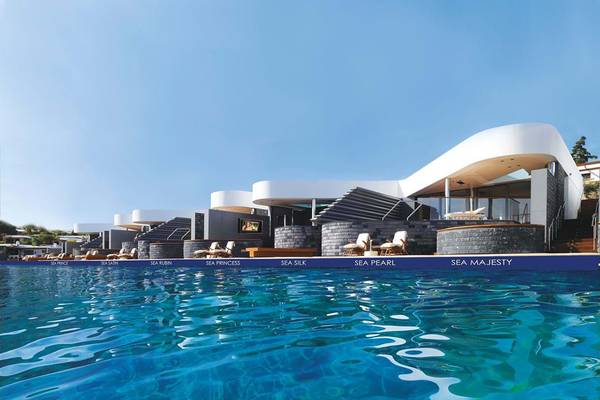 Außenpool des Elounda Beach Hotel & Villas mit weißen Villen im Hintergrund