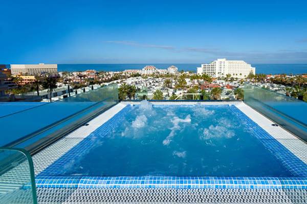 Pool auf dem Dach des Tigotan Lovers & Friends Hotel mit Meerblick und Gebäuden