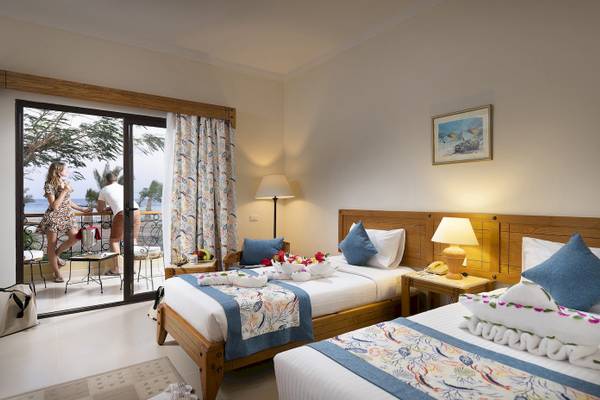 Zimmer im Three Corners Fayrouz Plaza Beach Resort mit Blick auf den Balkon