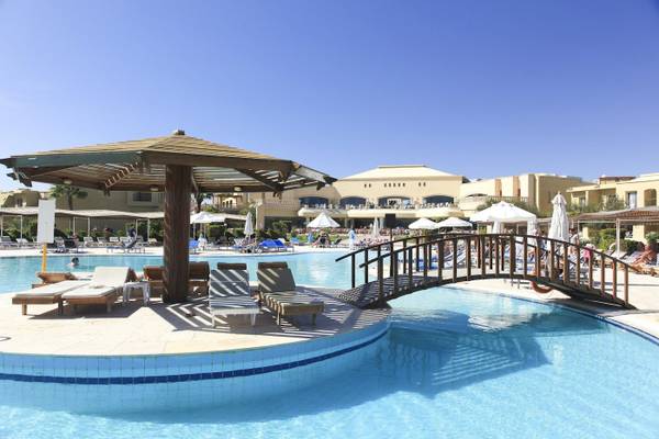 Außenpool mit Brücke und Liegestühlen im Three Corners Fayrouz Plaza Beach Resort