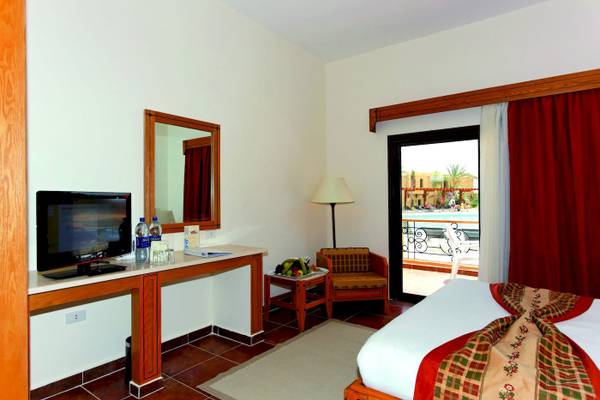Hotelzimmer im Three Corners Fayrouz Plaza Beach Resort mit Fernseher, Schreibtisch, Stuhl und Balkon