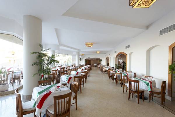 Innenbereich des Restaurants im Three Corners Fayrouz Plaza Beach Resort mit gedeckten Tischen und Stühlen