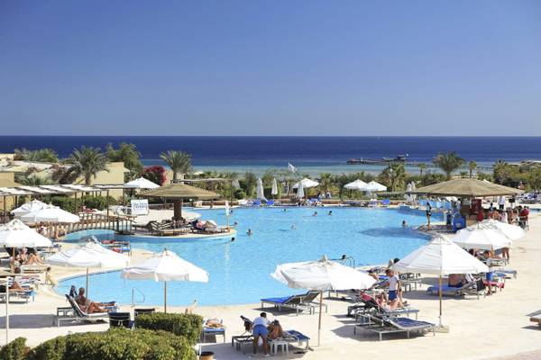 Außenpool mit Sonnenschirmen und Liegestühlen im Three Corners Fayrouz Plaza Beach Resort