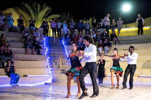 Paar tanzt im Three Corners Fayrouz Plaza Beach Resort bei Nacht