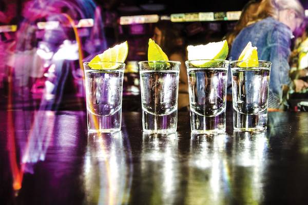 Fünf Shots mit Limettenscheiben auf einem Bartisch im Crystal Family Resort & Spa.