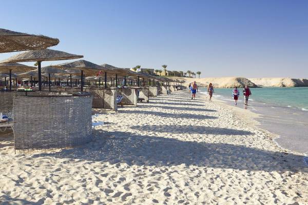 Strand mit Sonnenschirmen und Gästen im Three Corners Fayrouz Plaza Beach Resort.