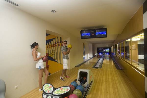 Paar beim Bowling im Crystal Family Resort & Spa