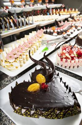 Kuchenbuffet im Drei Ecken Fayrouz Plaza Strand Resort mit verschiedenen Desserts.