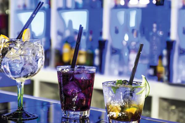 Drei verschiedene Getränke mit Strohhalmen auf einer Bar im Crystal Family Resort & Spa.