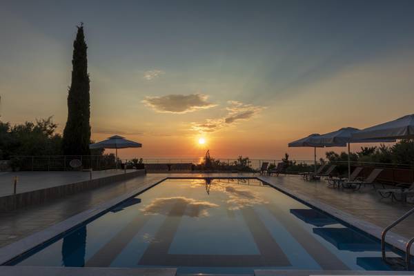 Sonnenuntergang über einem Resort in Griechenland