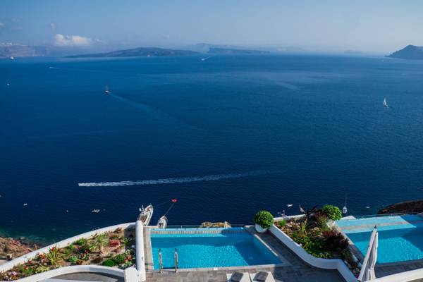 Hotelpool auf Santorini mit Meereskulisse