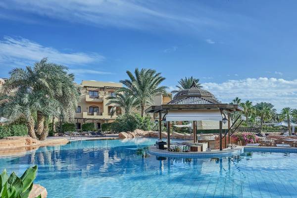 Außenpool des Steigenberger Coraya Beach Hotels mit Loungebereich und Pavillon