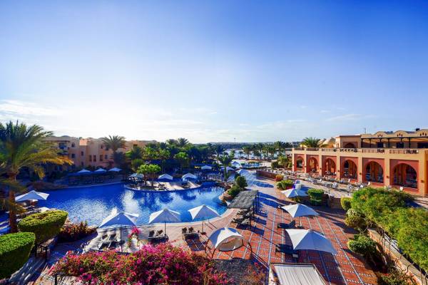 Luftaufnahme des Steigenberger Coraya Beach Resorts mit Pool und Loungebereich