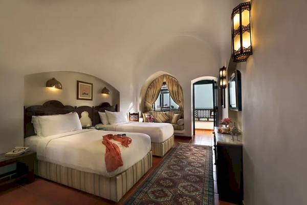 Doppelzimmer im Mövenpick Resort Sharm el Sheikh mit zwei Betten und einem Balkon