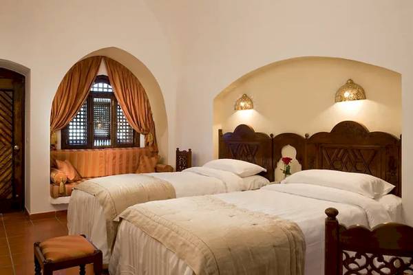 Doppelbett-Zimmer im Mövenpick Resort Sharm el Sheikh mit zwei Betten, Dekor und Fenster