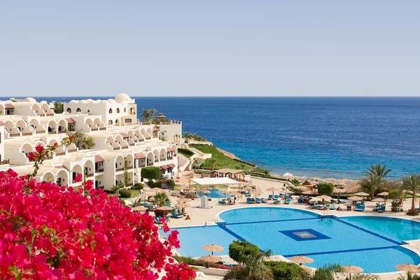 Luftaufnahme des Mövenpick Resorts Sharm el Sheikh mit Pool und Meerblick