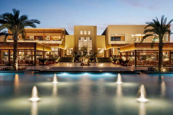 Jaz Elite Amara Hotel Abend Ansicht mit Brunnen im Vordergrund und Palmen