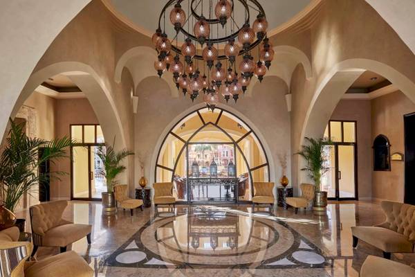 Hotellobby des JAZ Neo Dar El Madina mit einem großen Kronleuchter und Möbeln