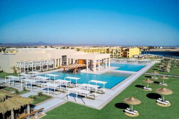 Aussenbereich des Jaz Maraya Resorts mit Pool, Loungebereich und Meerblick.
